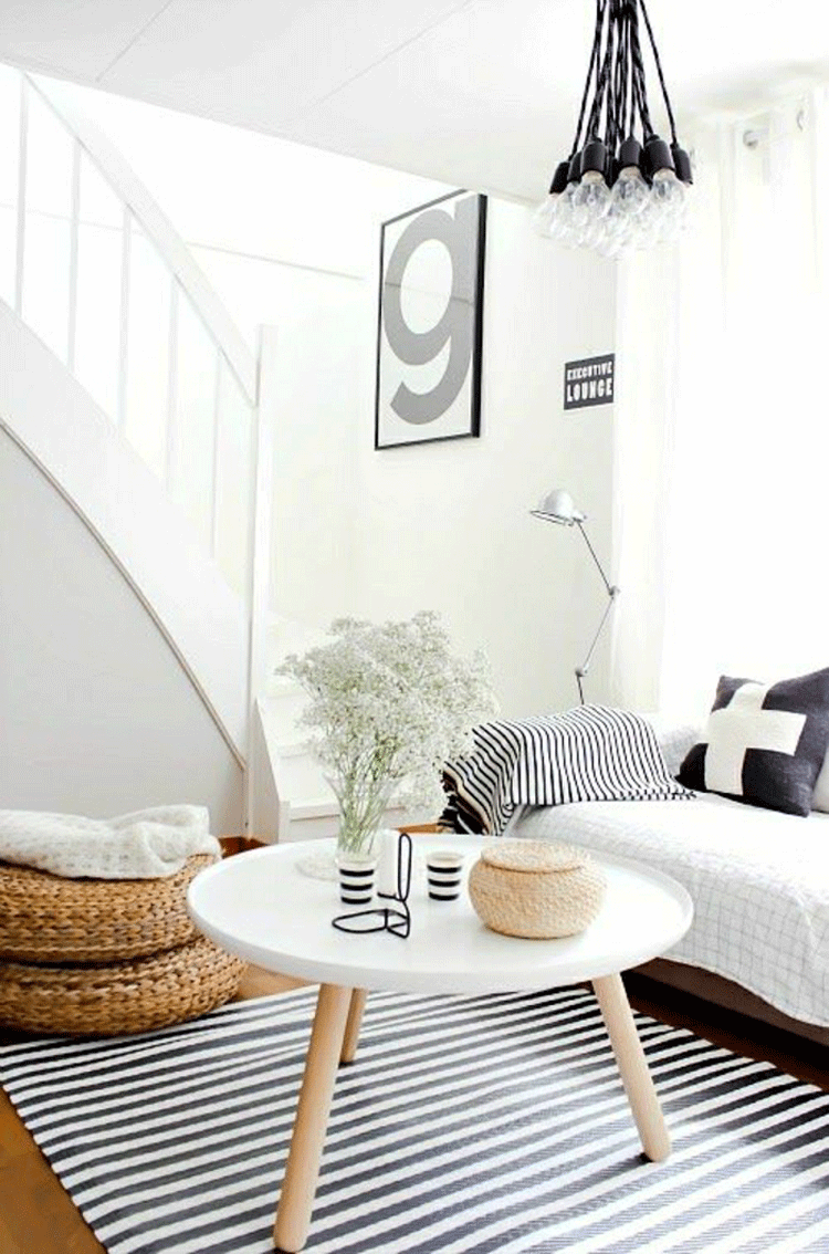 w2-un-joli-salle-de-séjour-avec-tapis-à-rayures-blanches-noirs-intérieurs-scandinaves-avec-meuble-norvegien